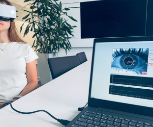 Pupillographie-Messung mit spezieller Brille zur Bestimmung der Tagesschläfrigkeit, angewendet im Rahmen einer Beratung für gesunden Schlaf.