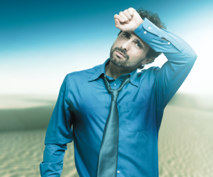 Vortrag über Hitze-Stress: Referent erklärt die Bedeutung von Hitzestress und Maßnahmen gegen Hitze und Überhitzung am Arbeitsplatz, Tipps zur Regulierung und Umgang mit Hitze in heißen Sommermonaten, mit Präsentationsfolie im Hintergrund. Vortrag über Hitze-Stress: Referent erklärt die Bedeutung von Hitzestress und Maßnahmen gegen Hitze und Überhitzung am Arbeitsplatz, Tipps zur Regulierung und Umgang mit Hitze in heißen Sommermonaten, mit Präsentationsfolie im Hintergrund.
